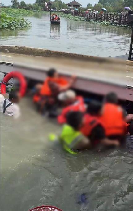 成都一景区游船侧翻12人落水，当地：有人抢乘所致，无伤亡