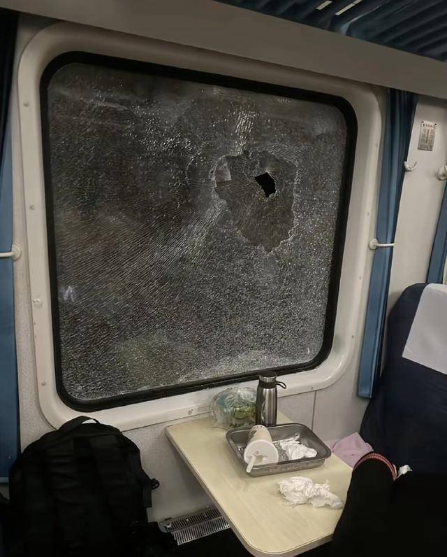 列车脱线3小时乘客砸窗通风未受罚，专业人士：火车定制玻璃单块更换费用超千元