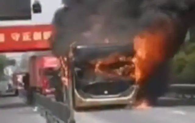 公交起火致6人死亡！事故源于一名乘客......
