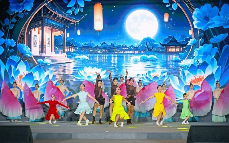 南充仪陇万人中秋拜月 传统民俗点亮团圆夜