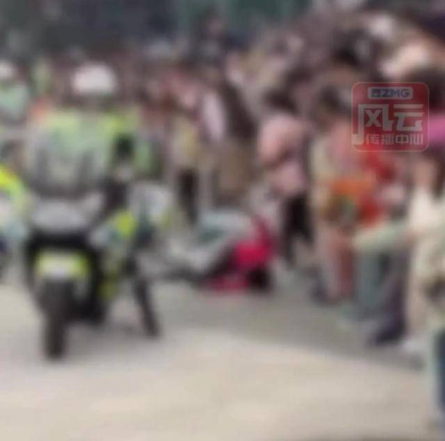 女骑警技能展示时失误撞到三名小朋友，第一时间未看伤者先看车，官方通报