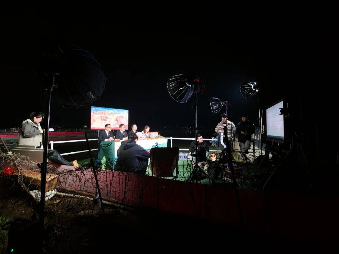 为了帮她还债，法官们直播卖螃蟹