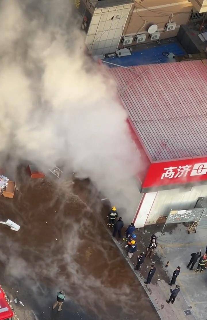 大连一药房门口主供热管道爆裂，有人员烫伤被抬上救护车，供热公司：水温约65℃，正紧急抢修