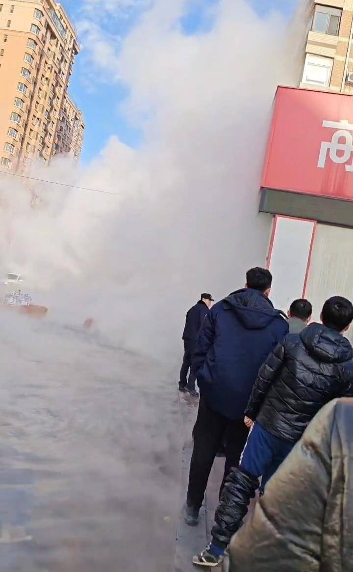 大连一药房门口主供热管道爆裂，有人员烫伤被抬上救护车，供热公司：水温约65℃，正紧急抢修