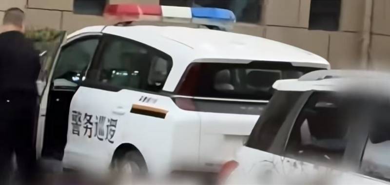 宁夏吴忠一男子穿便装开警车接送孩子，已停职！督察纪检介入