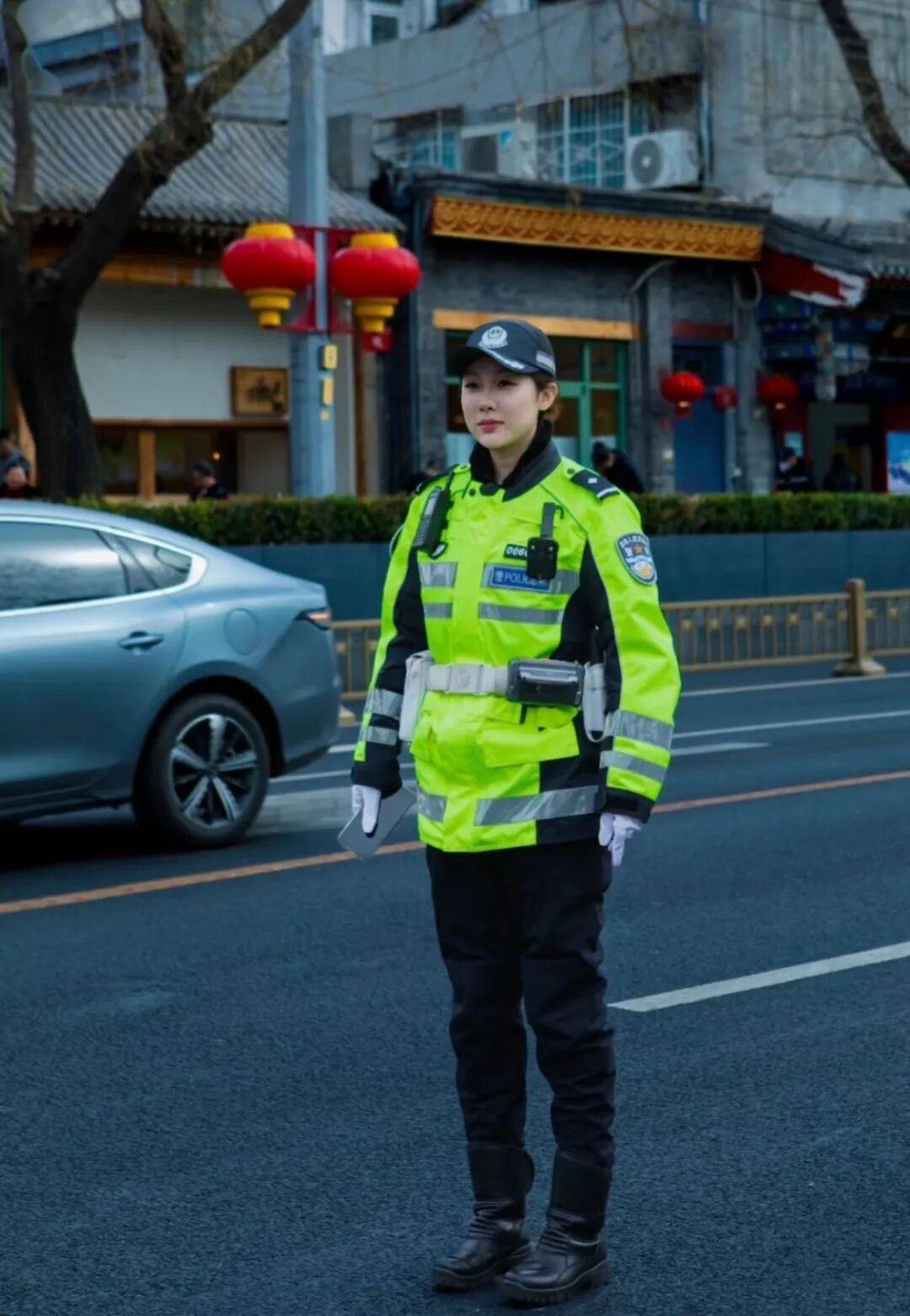 北京“最美交警”张钰撞脸演员杨紫走红，本人回应：这份光属于所有一线交警