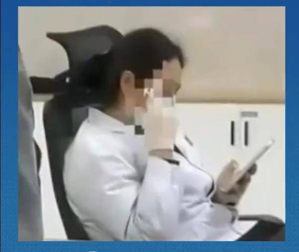 医院收费员玩手机致多人排队，谁在给她捂盖子