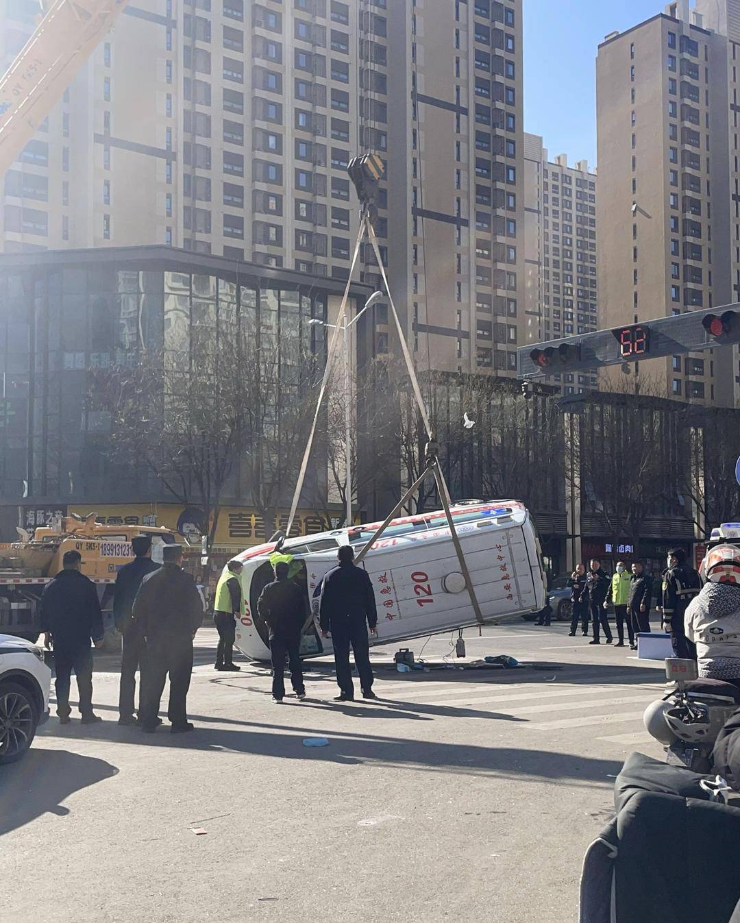 西安一救护车发生交通事故致侧翻 医院：车内医护人员皮外伤，病患生命体征已平稳
