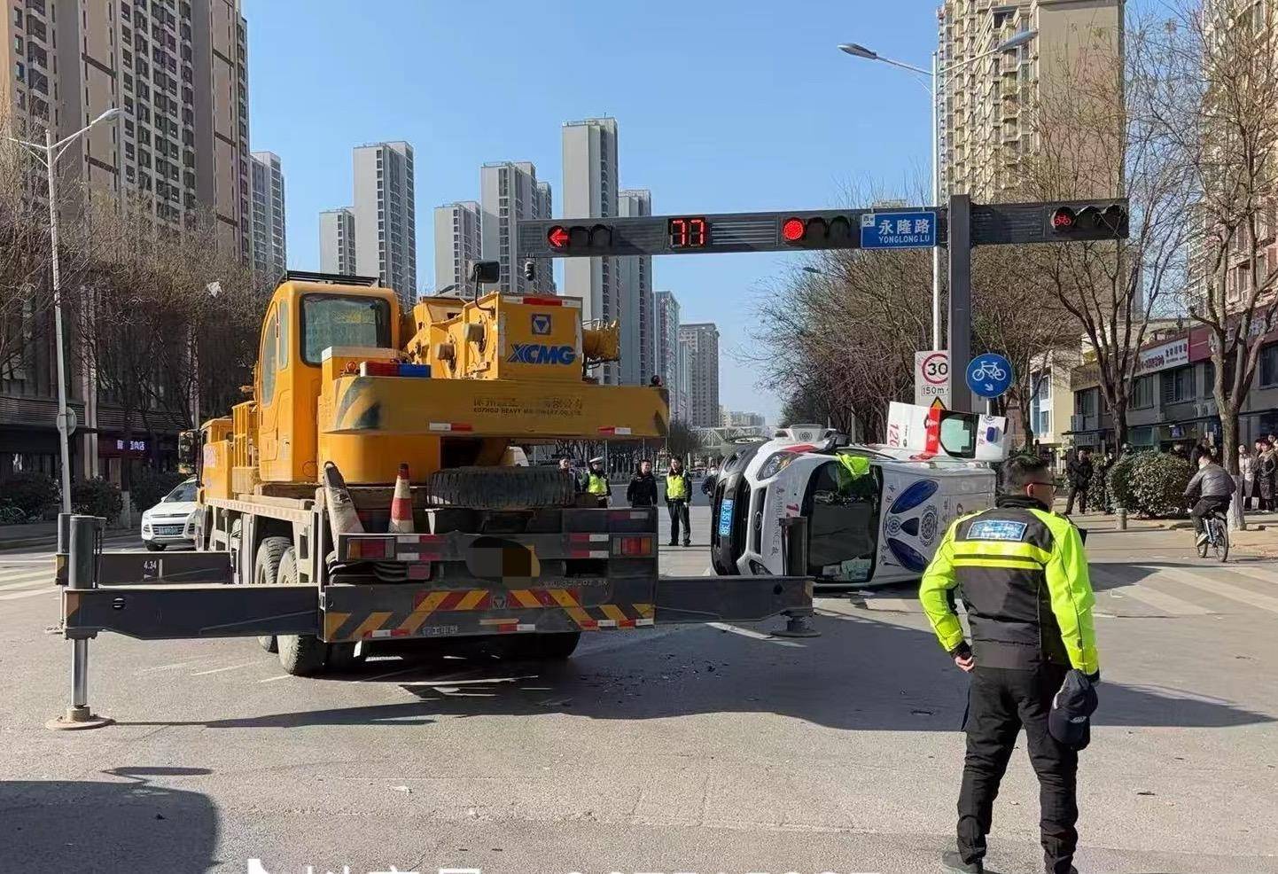 西安一救护车发生交通事故致侧翻 医院：车内医护人员皮外伤，病患生命体征已平稳