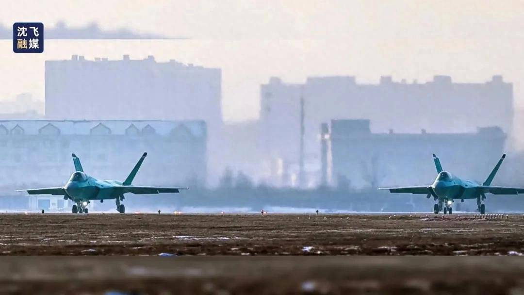中国歼-35开启爆兵模式！加速生产的新歼-35有哪些惊喜