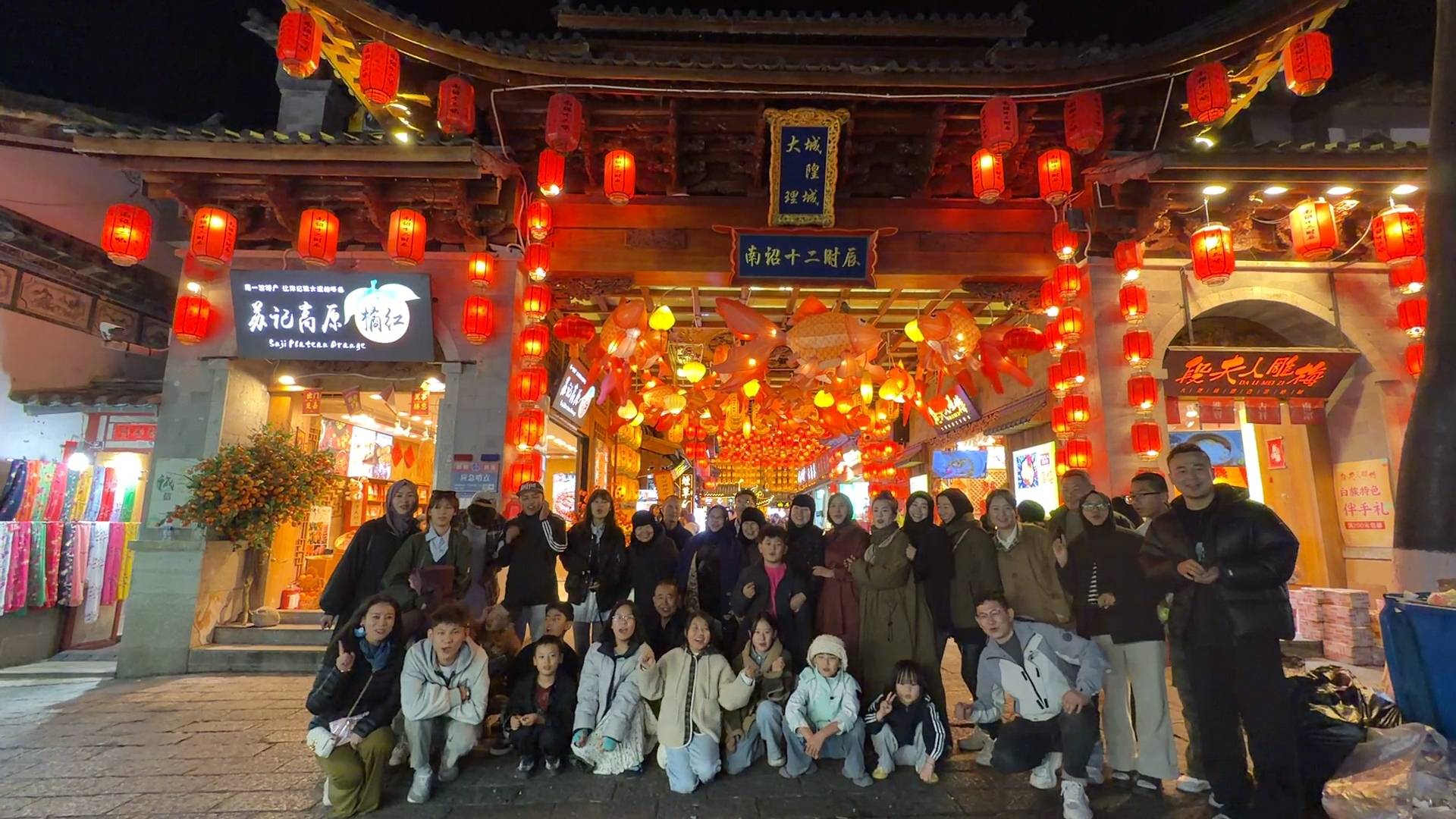 青海一家35口人开旅游大巴赴云南自驾游，采购100斤米面等物资沿途自己做饭，当事人：往返14天，弥补缺失的陪伴
