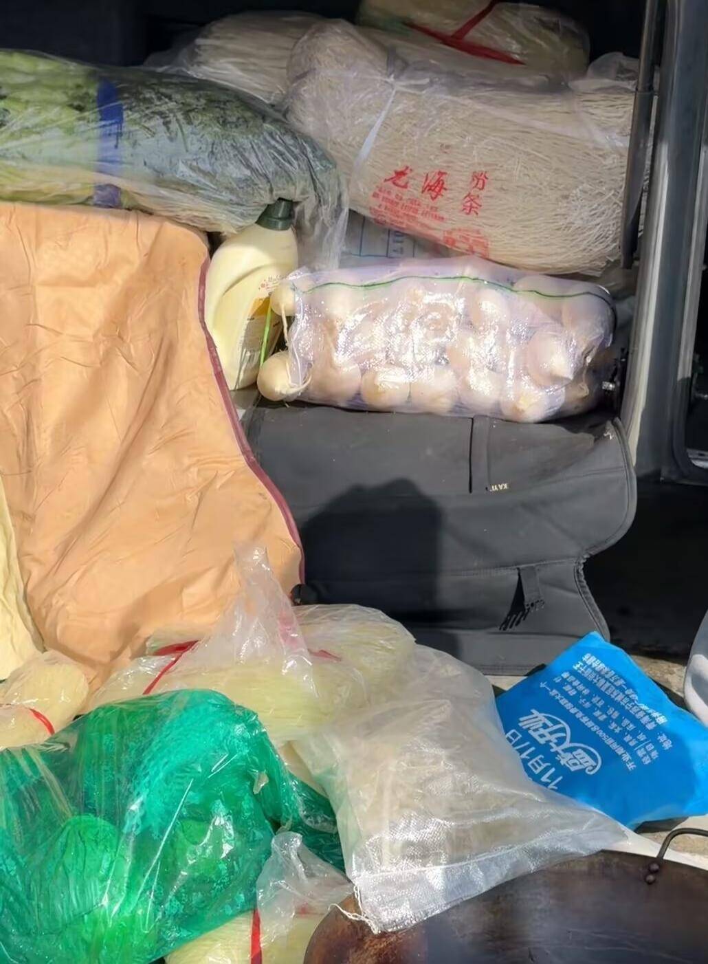 青海一家35口人开旅游大巴赴云南自驾游，采购100斤米面等物资沿途自己做饭，当事人：往返14天，弥补缺失的陪伴