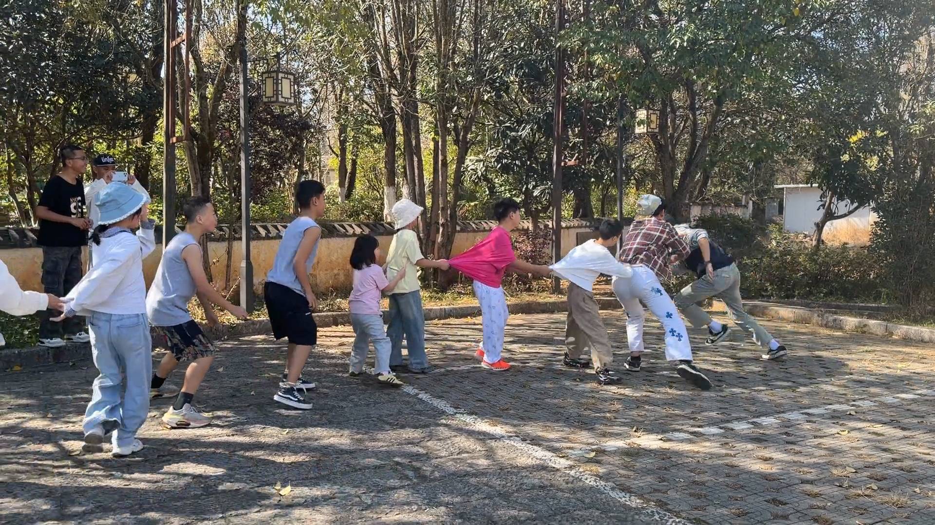 青海一家35口人开旅游大巴赴云南自驾游，采购100斤米面等物资沿途自己做饭，当事人：往返14天，弥补缺失的陪伴