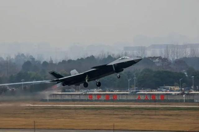 空军拜年视频大变样，歼-7下岗歼20-A排排站，底气藏都藏不住了