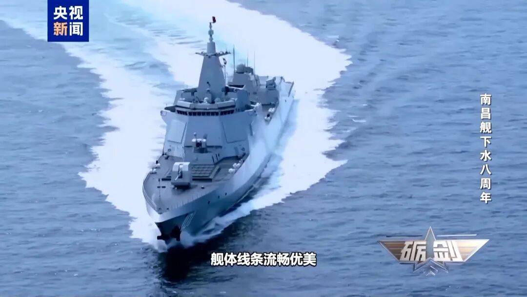 南昌舰以一敌二逼退外舰，详情披露：凌晨6时，战斗警报骤然响起，两艘外舰试图穿越正常航行的辽宁舰航母编队，南昌舰战术机动退敌