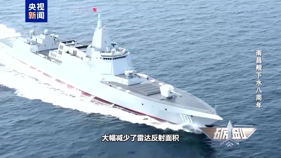 南昌舰以一敌二逼退外舰，详情披露：凌晨6时，战斗警报骤然响起，两艘外舰试图穿越正常航行的辽宁舰航母编队，南昌舰战术机动退敌