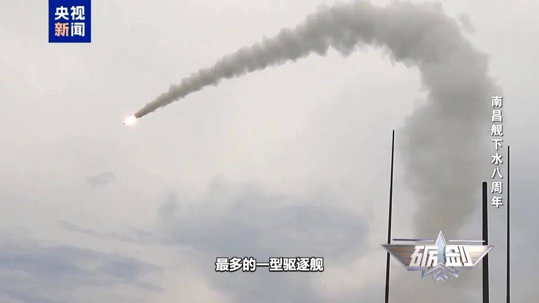 南昌舰以一敌二逼退外舰，详情披露：凌晨6时，战斗警报骤然响起，两艘外舰试图穿越正常航行的辽宁舰航母编队，南昌舰战术机动退敌
