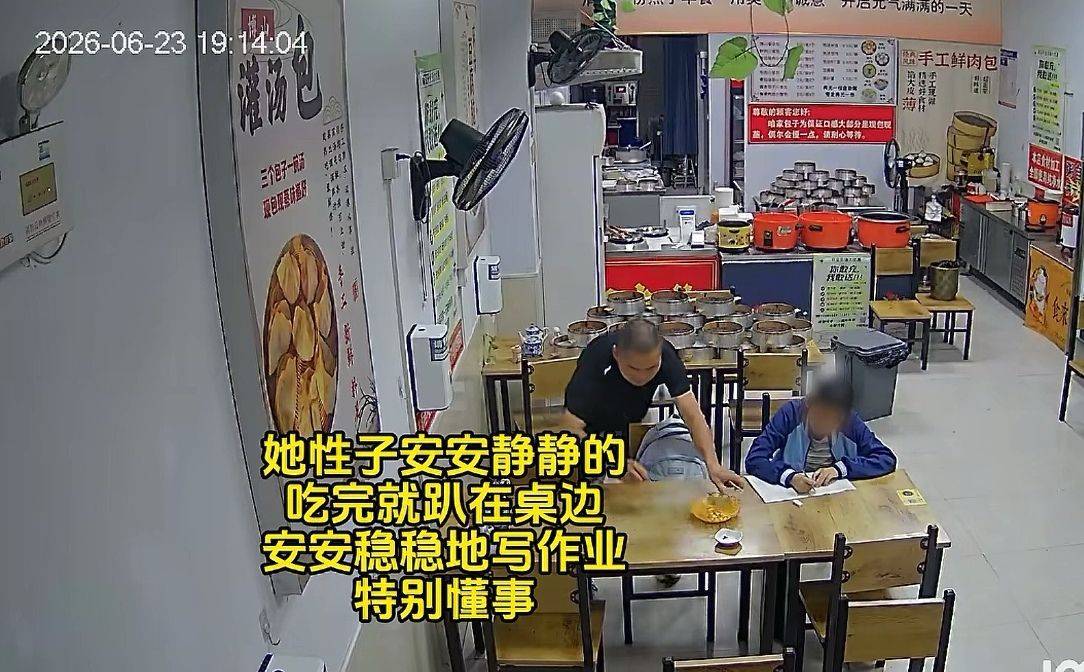 淄博一灌汤包店老板发现一个小姑娘每晚来吃饭写作业，特意延长营业时间