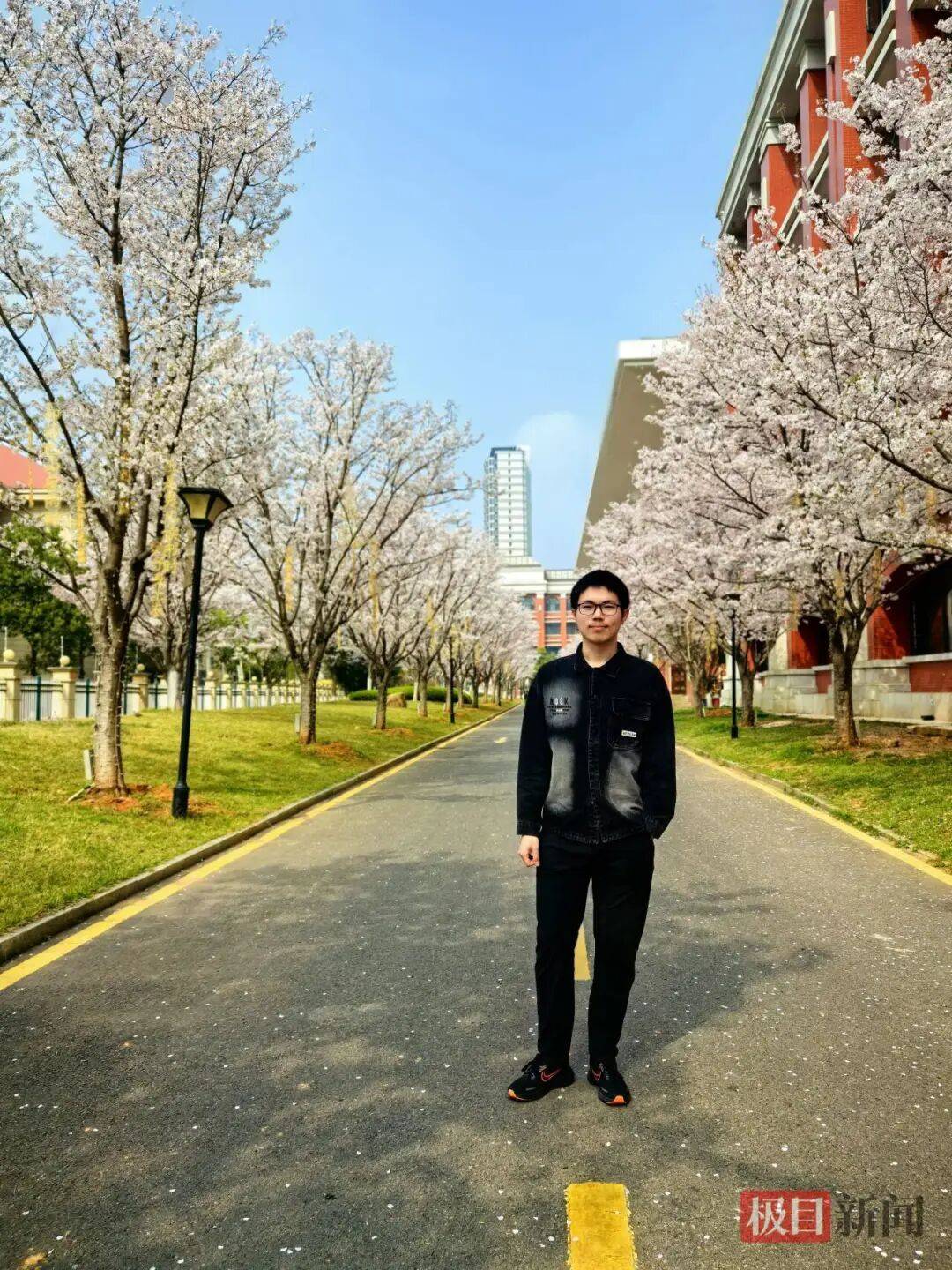 武汉一男生高考653分，查完分后沉默了，父亲去年离世，今年高考作文，他以父亲为题