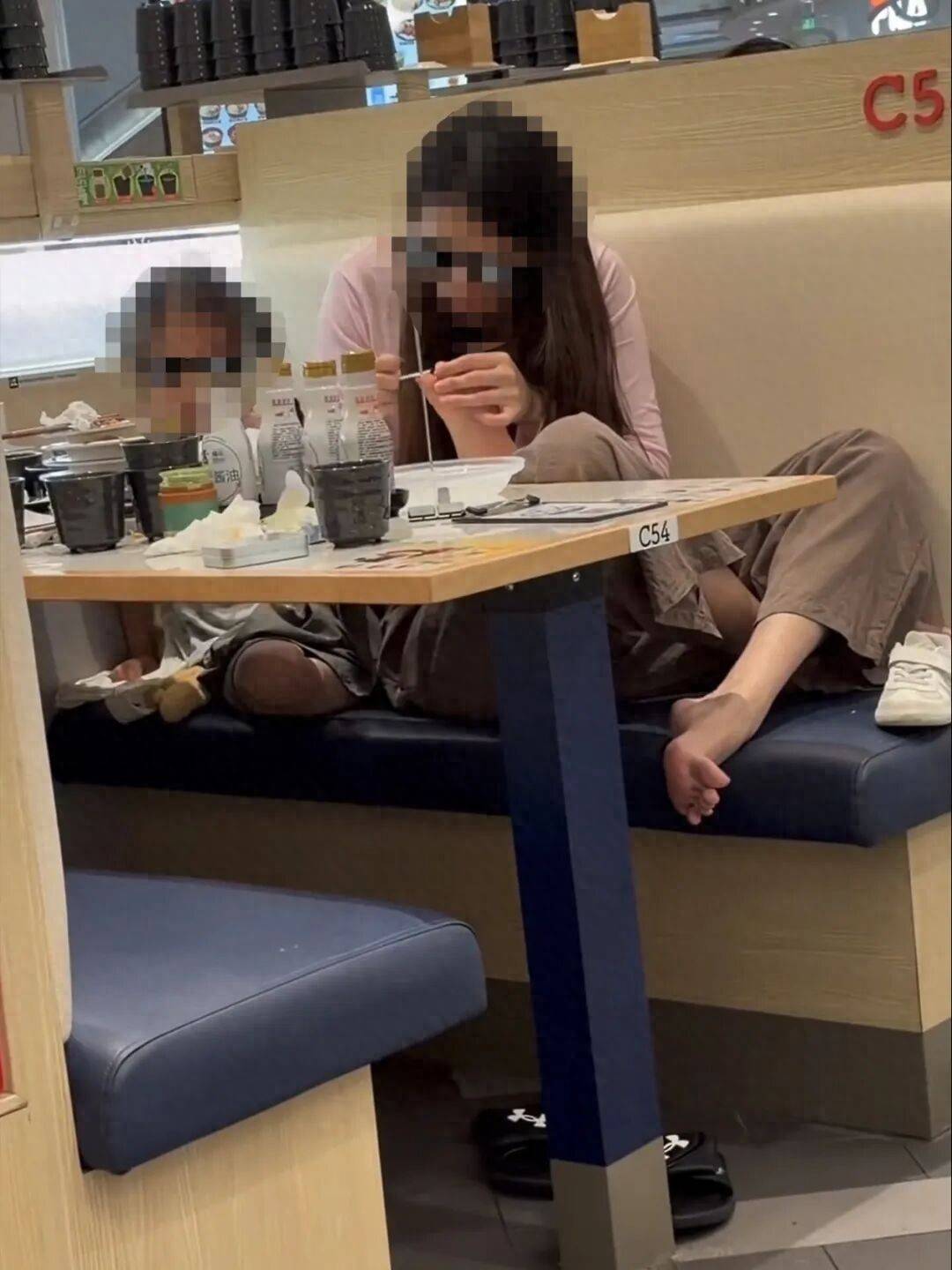 江苏一女子在饭店餐桌上为小孩剪脚指甲，门店：已全面消杀