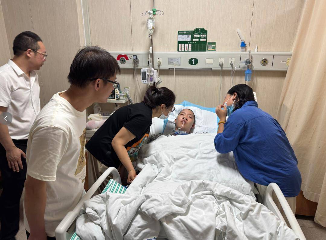 杭州大二女生突然要当女主播，全国几十万网友站台！爸爸感叹：为了救弟弟，完全变了个人