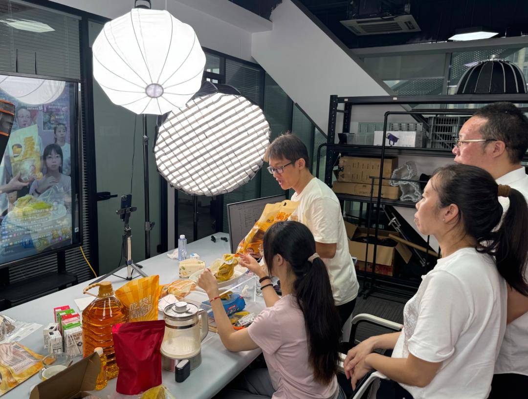杭州大二女生突然要当女主播，全国几十万网友站台！爸爸感叹：为了救弟弟，完全变了个人