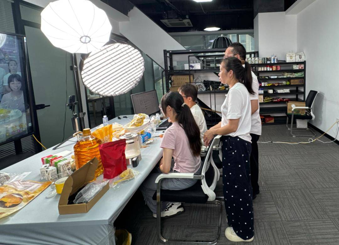 杭州大二女生突然要当女主播，全国几十万网友站台！爸爸感叹：为了救弟弟，完全变了个人
