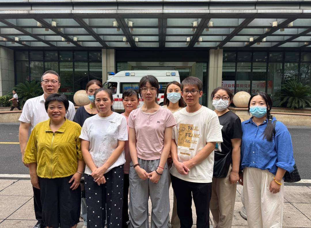 杭州大二女生突然要当女主播，全国几十万网友站台！爸爸感叹：为了救弟弟，完全变了个人