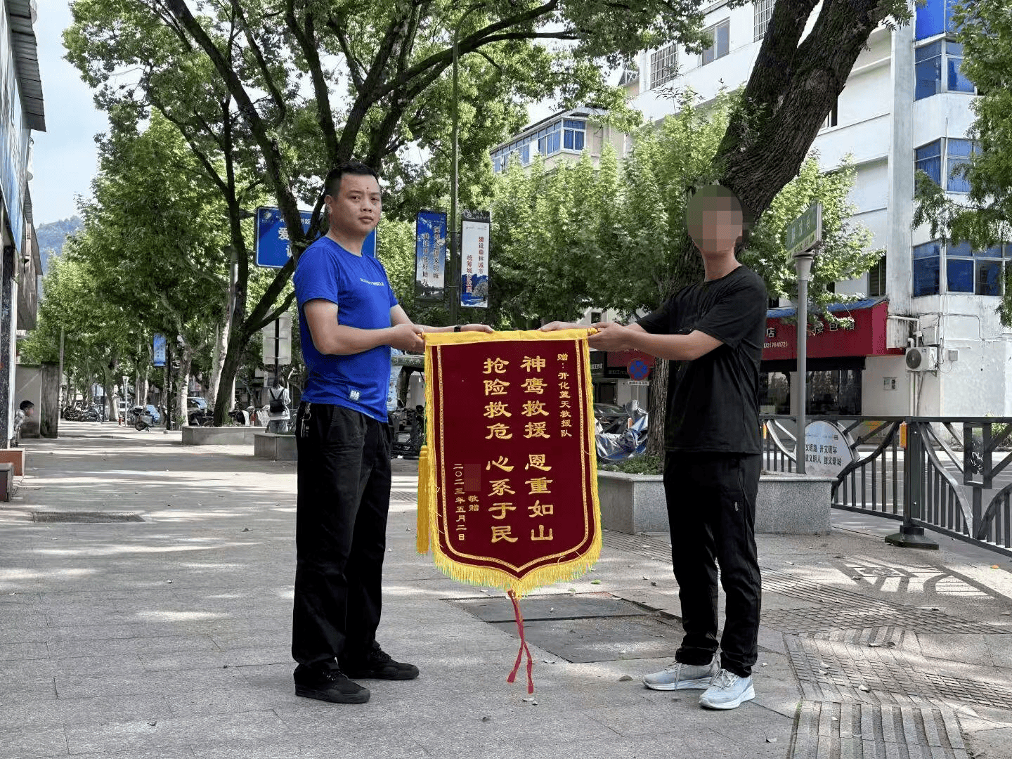 浙江开化蓝天救援队队长张伟车祸去世，年仅36岁 队友：他参与救援200余次，妻子刚怀孕