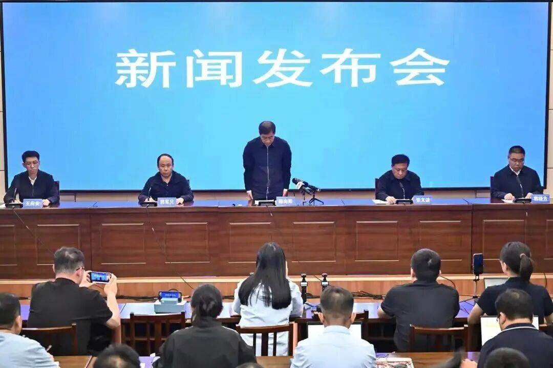 山西省长治市原市长陈向阳被查，此前已辞职，曾在82人遇难煤矿事故发布会上鞠躬致歉