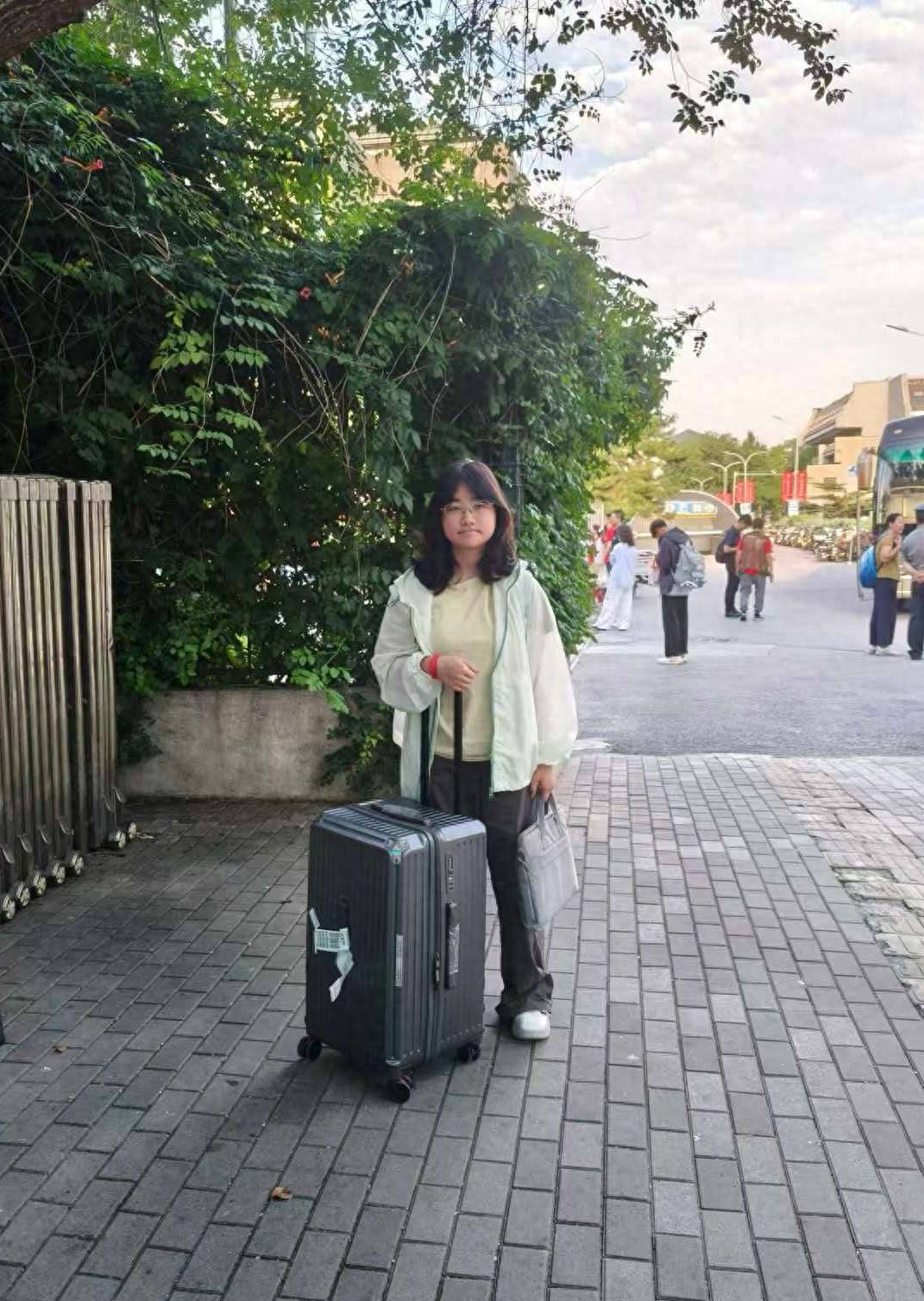 2岁坠江被救，16年后上北大！报到后她第一条信息发给救命恩人