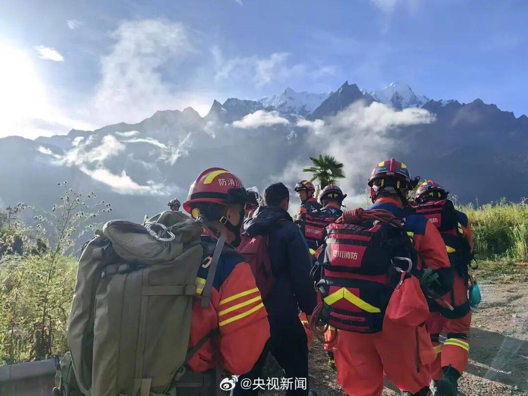 西藏吉隆泥石流救援最新进展：消防救援队伍采取“水陆空”并进模式挺进受灾核心区，使用大载重无人机投送消防员，已到达吉隆口岸