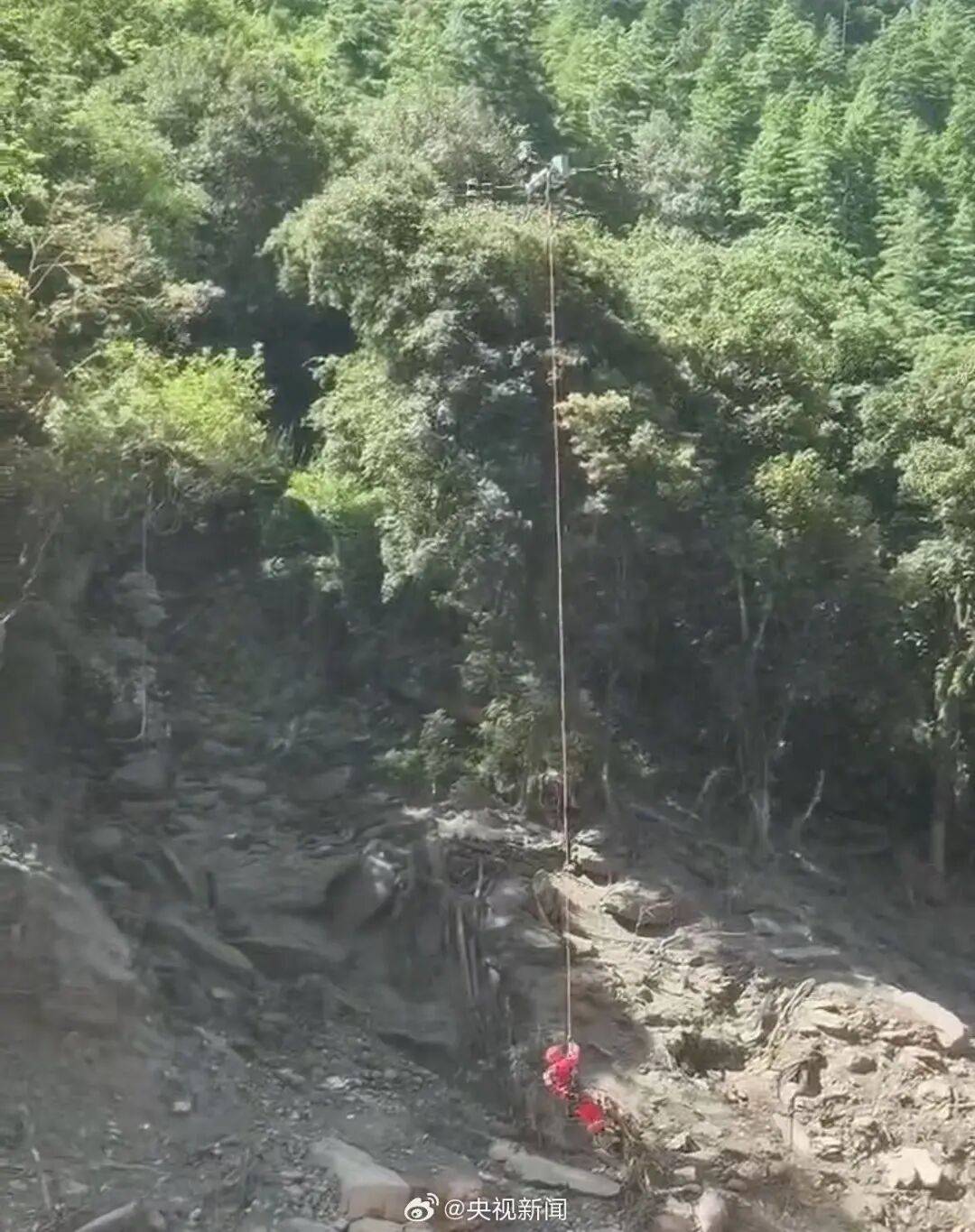 西藏吉隆泥石流救援最新进展：消防救援队伍采取“水陆空”并进模式挺进受灾核心区，使用大载重无人机投送消防员，已到达吉隆口岸