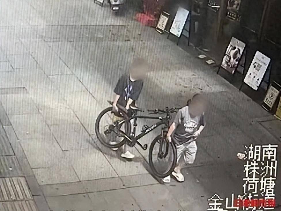 女子偷自行车被老公批评后归还，隔天带着孩子偷同一辆车变卖，目前已被行政拘留；警方提醒：不要因贪图小利触碰法律红线