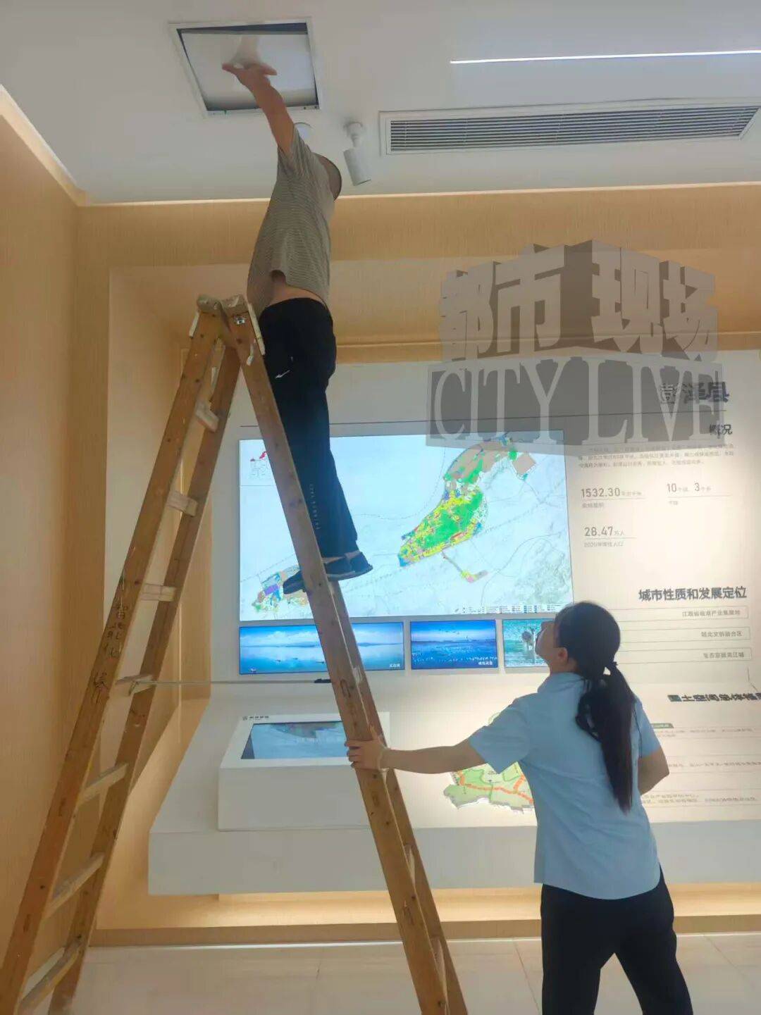 武汉一游客新手机掉进江西九江一展馆夹层,五位工作人员高温作业2小时取出;当事人:里面几乎没空气,我感动到哭