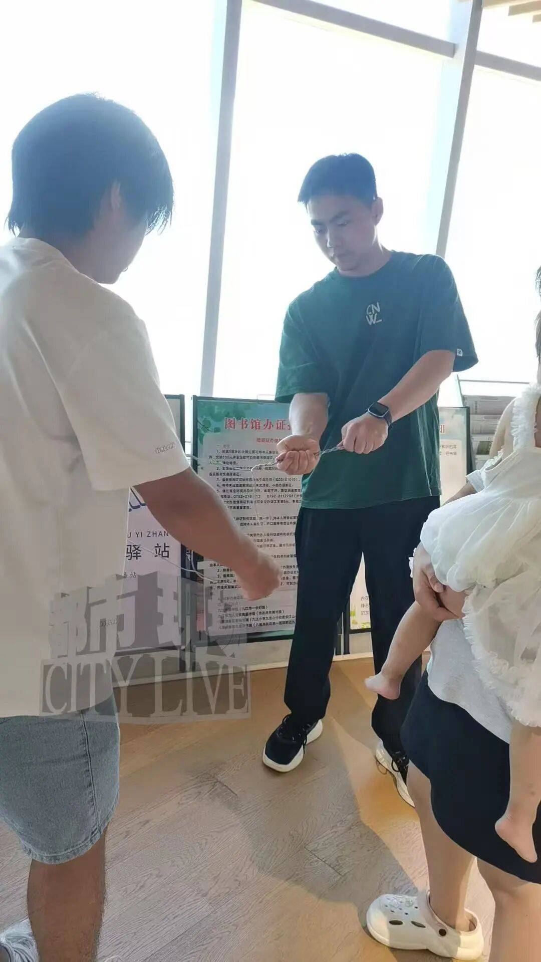 武汉一游客新手机掉进江西九江一展馆夹层,五位工作人员高温作业2小时取出;当事人:里面几乎没空气,我感动到哭