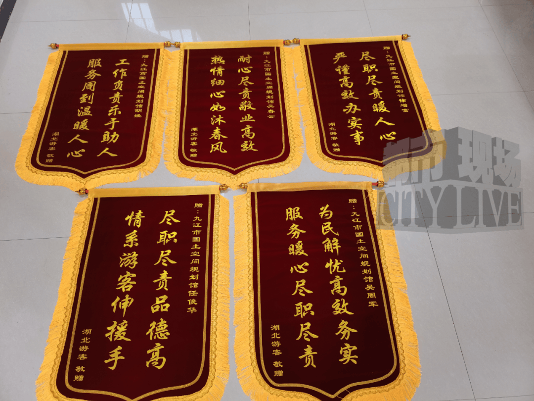 武汉一游客新手机掉进江西九江一展馆夹层,五位工作人员高温作业2小时取出;当事人:里面几乎没空气,我感动到哭